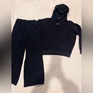 Black sweat set (ft. Nike top and Hollister bottoms)